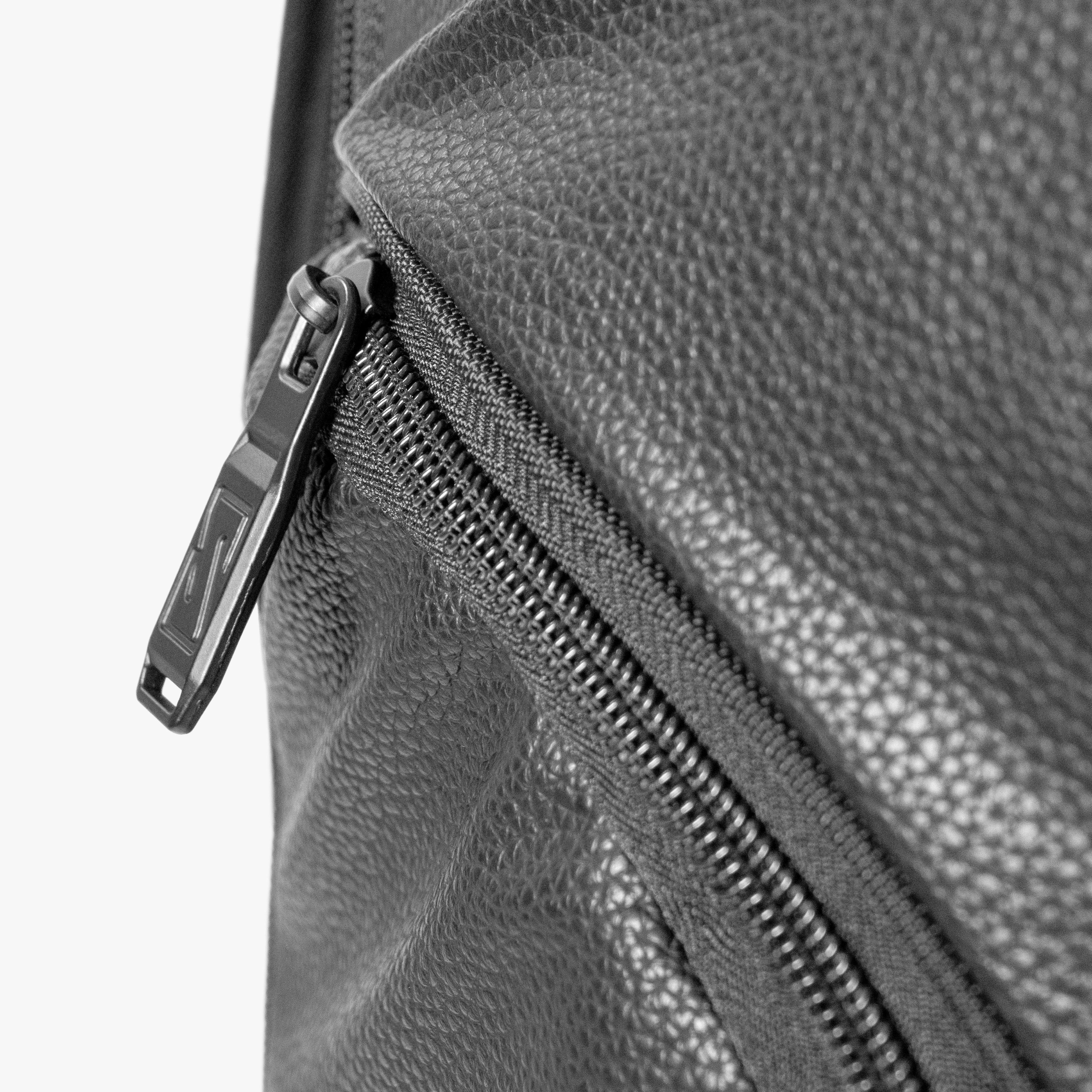 BACKPACK PRO 35L - VEGAN LEATHER SYNERSKIN™